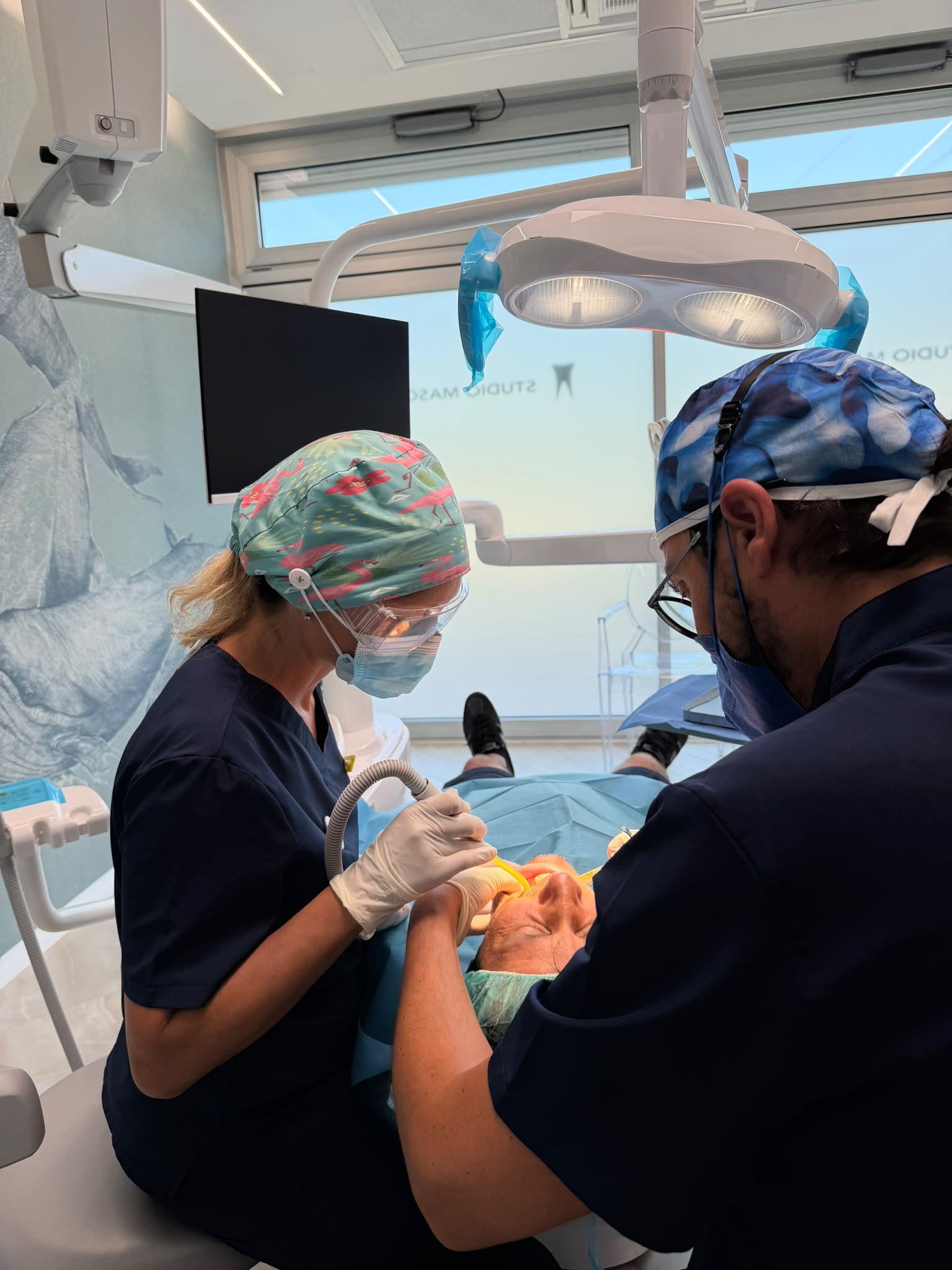 Il team medico al lavoro in una delle sale operative dello Studio