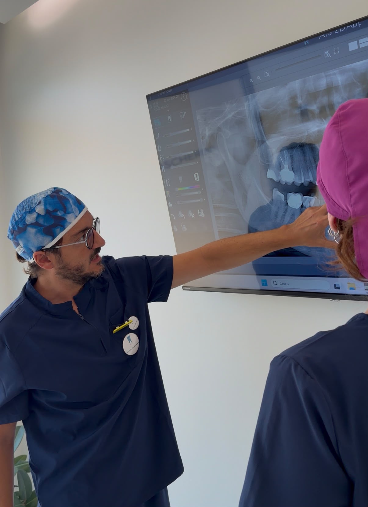 Il dottor Cosimo Mascherini illustra una radiografia digitale al paziente durante la prima visita