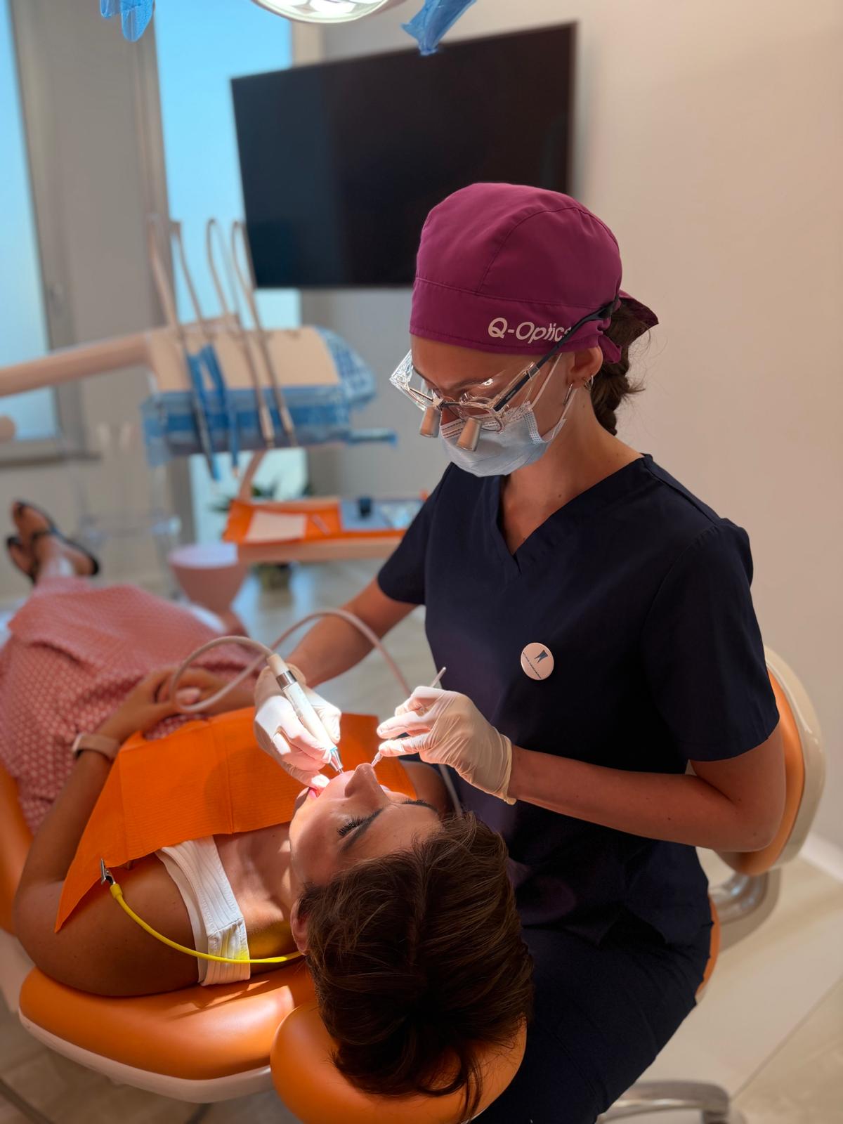 Seduta di igiene orale e valutazione della salute dentale presso lo Studio Dentistico Mascherini