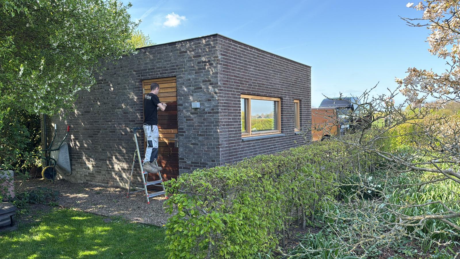 Houten deur schilderen in uitvoering — Schilderwerk in Uitvoering in Arnhem en omgeving — Gerrits Schilderwerk en Onderhoud