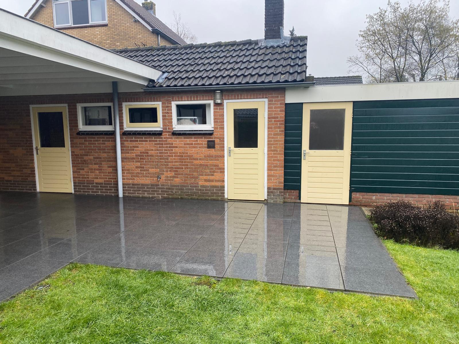 Bijgebouw met geel geschilderde deuren — Schilderwerk Buiten in Arnhem en omgeving — Gerrits Schilderwerk en Onderhoud