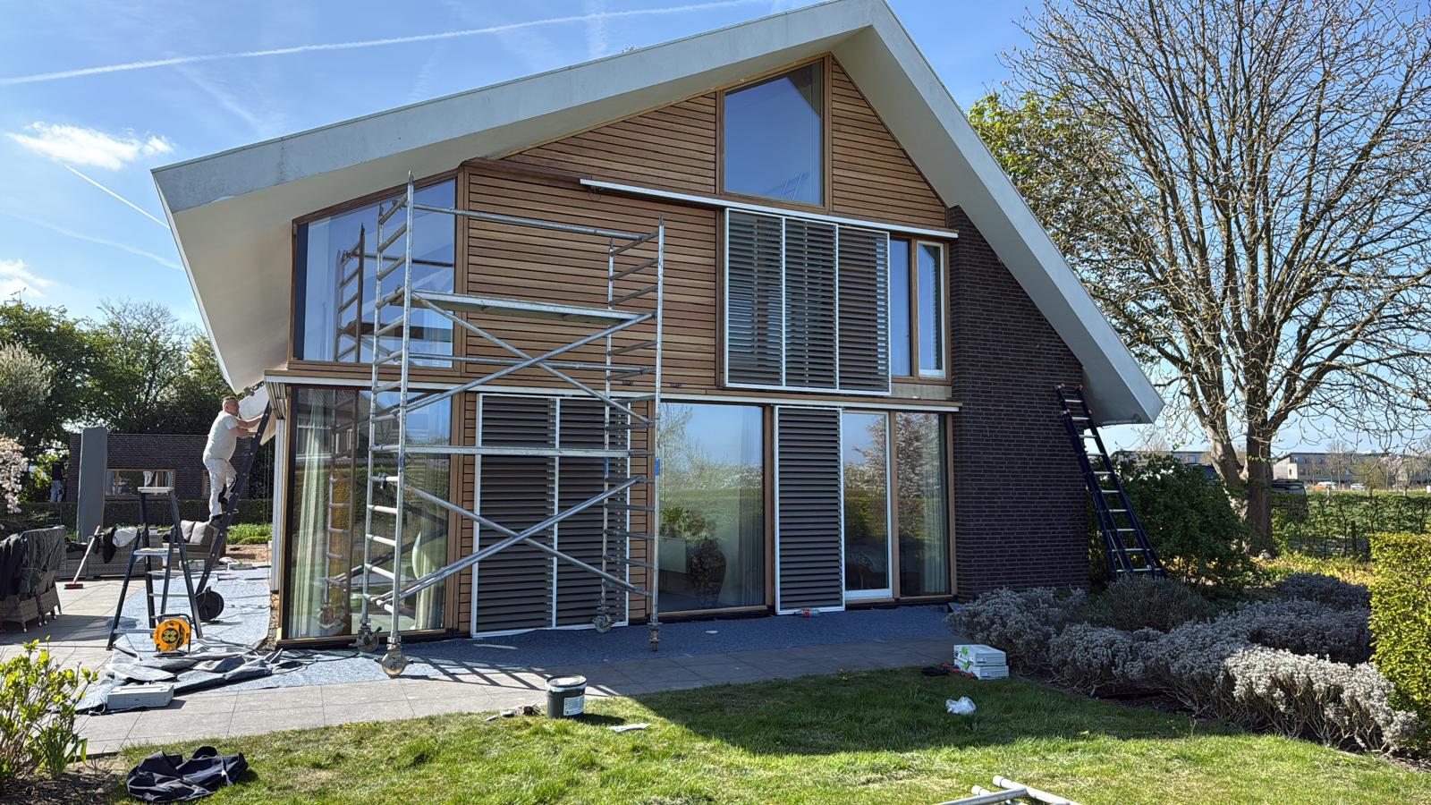Moderne woning met houten gevelbekleding in aanbouw — Schilderwerk in Uitvoering in Arnhem en omgeving — Gerrits Schilderwerk en Onderhoud