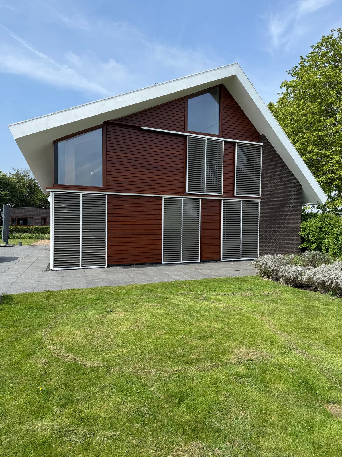 Moderne woning met houten gevelbekleding — Schilderwerk Buiten in Arnhem en omgeving — Gerrits Schilderwerk en Onderhoud