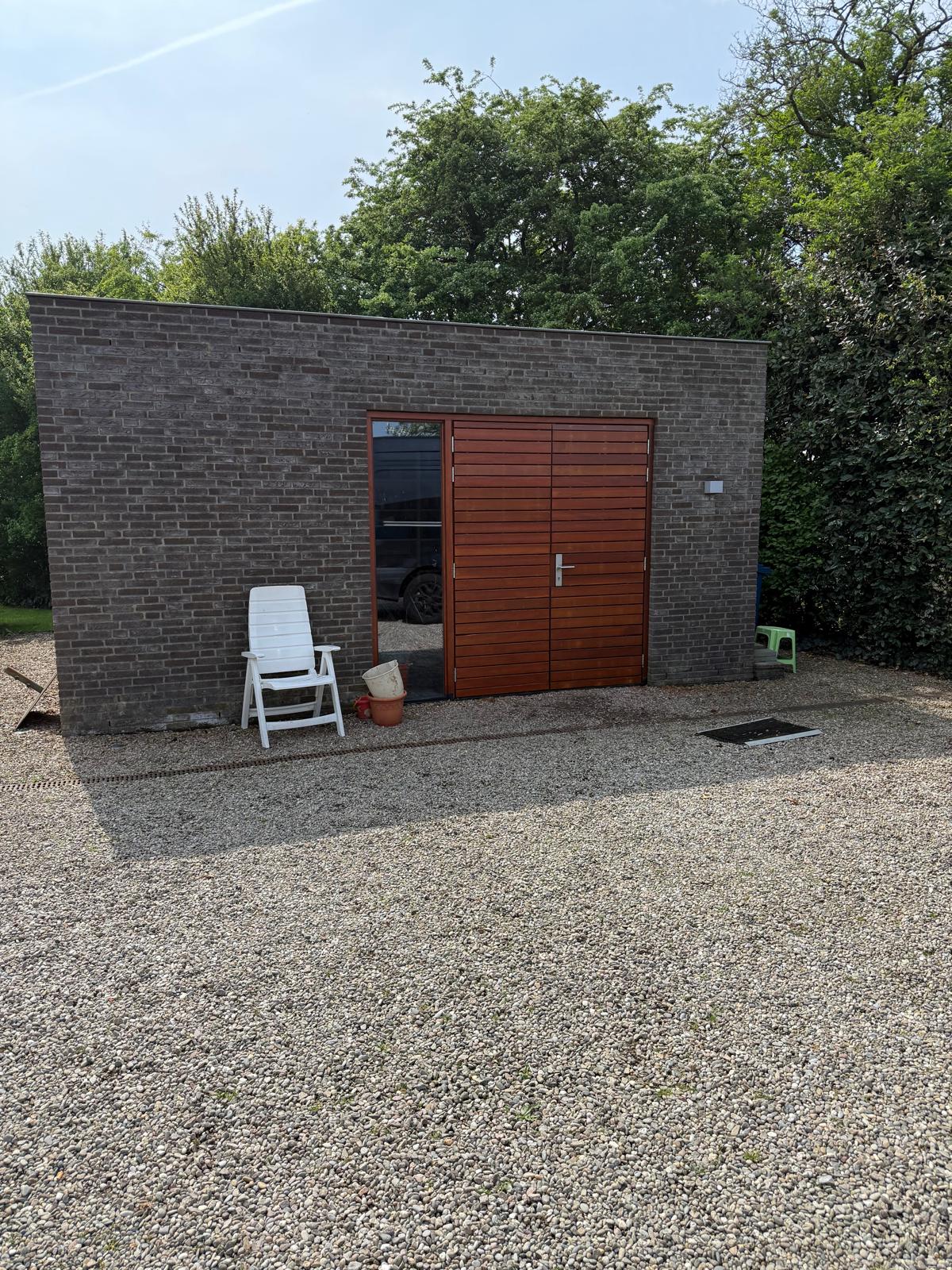 Berging met houten deuren en metselwerk — Schilderwerk Buiten in Arnhem en omgeving — Gerrits Schilderwerk en Onderhoud