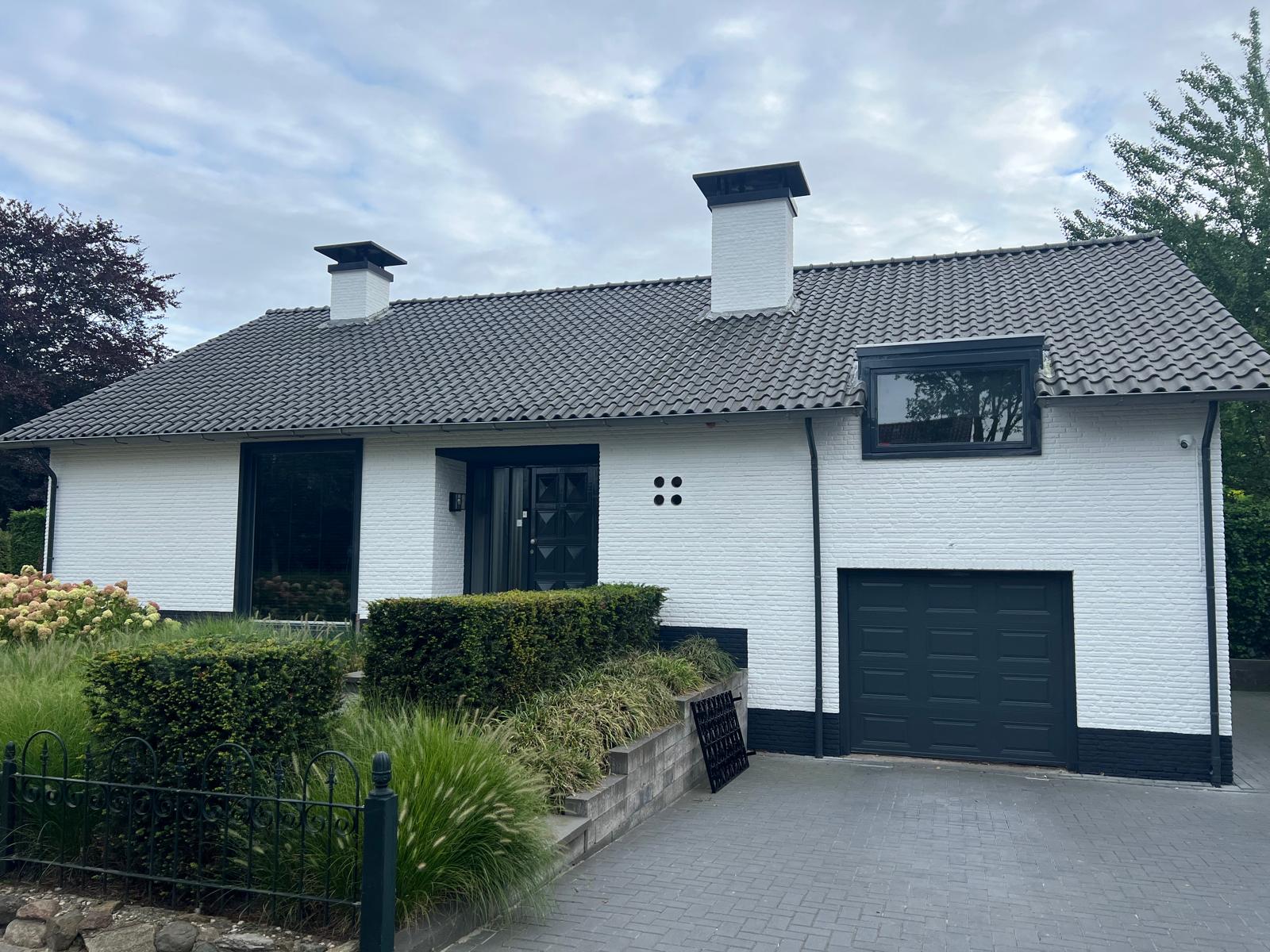 Witte bakstenen woning met zwarte kozijnen — Schilderwerk Buiten in Arnhem en omgeving — Gerrits Schilderwerk en Onderhoud