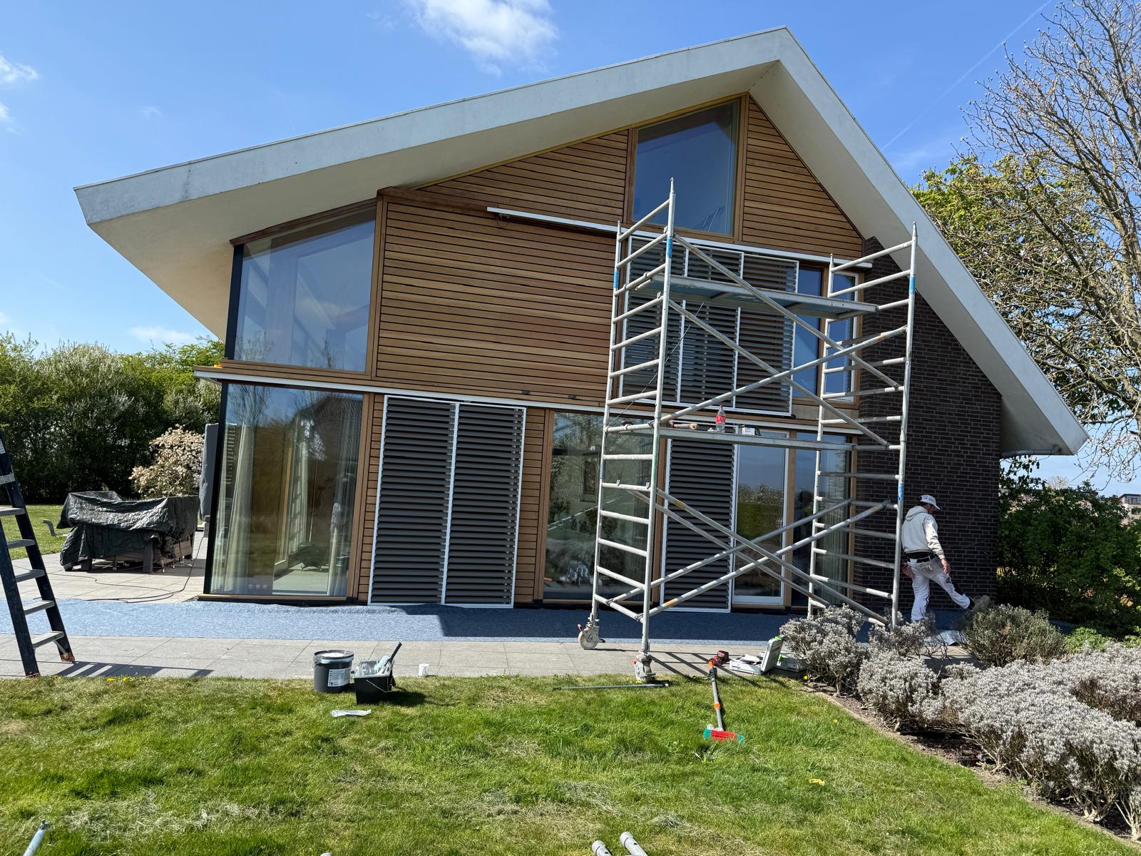 Moderne woning met houten gevel in uitvoering — Schilderwerk in Uitvoering in Arnhem en omgeving — Gerrits Schilderwerk en Onderhoud