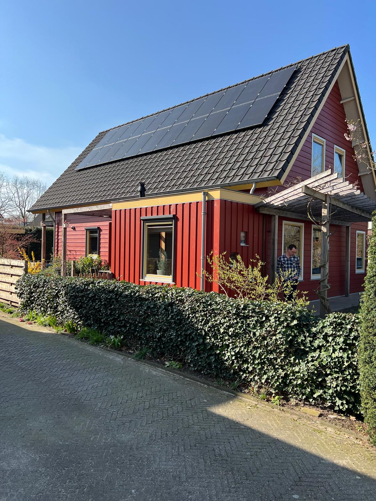 Rode gevel met zonnepanelen — Schilderwerk Buiten in Arnhem en omgeving — Gerrits Schilderwerk en Onderhoud