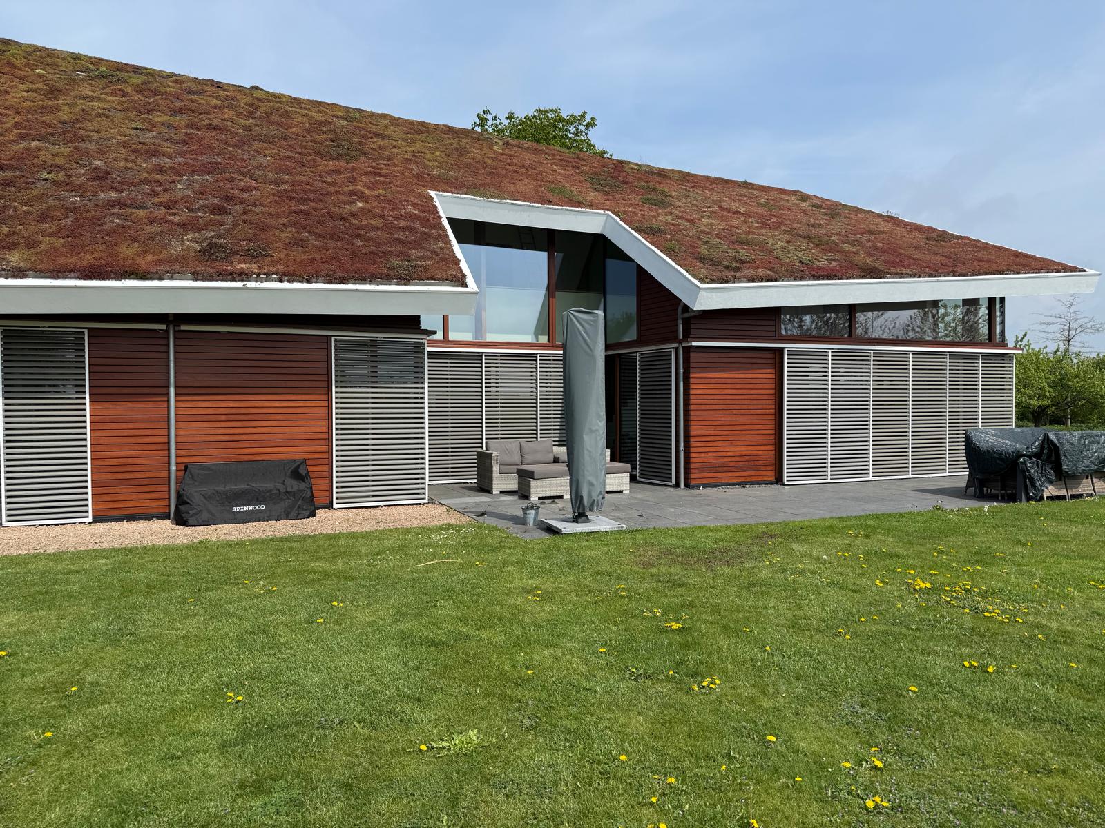 Villa met groendak en houten gevelpanelen — Schilderwerk Buiten in Arnhem en omgeving — Gerrits Schilderwerk en Onderhoud