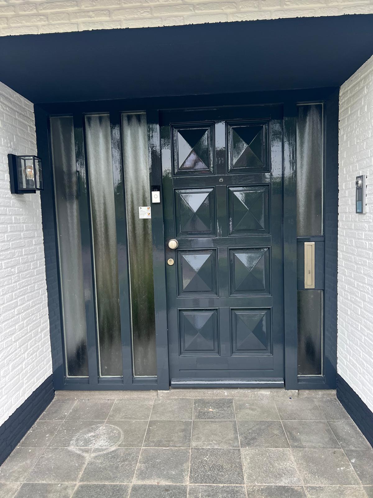 Klassieke voordeur in diepgroen — Schilderwerk Buiten in Arnhem en omgeving — Gerrits Schilderwerk en Onderhoud