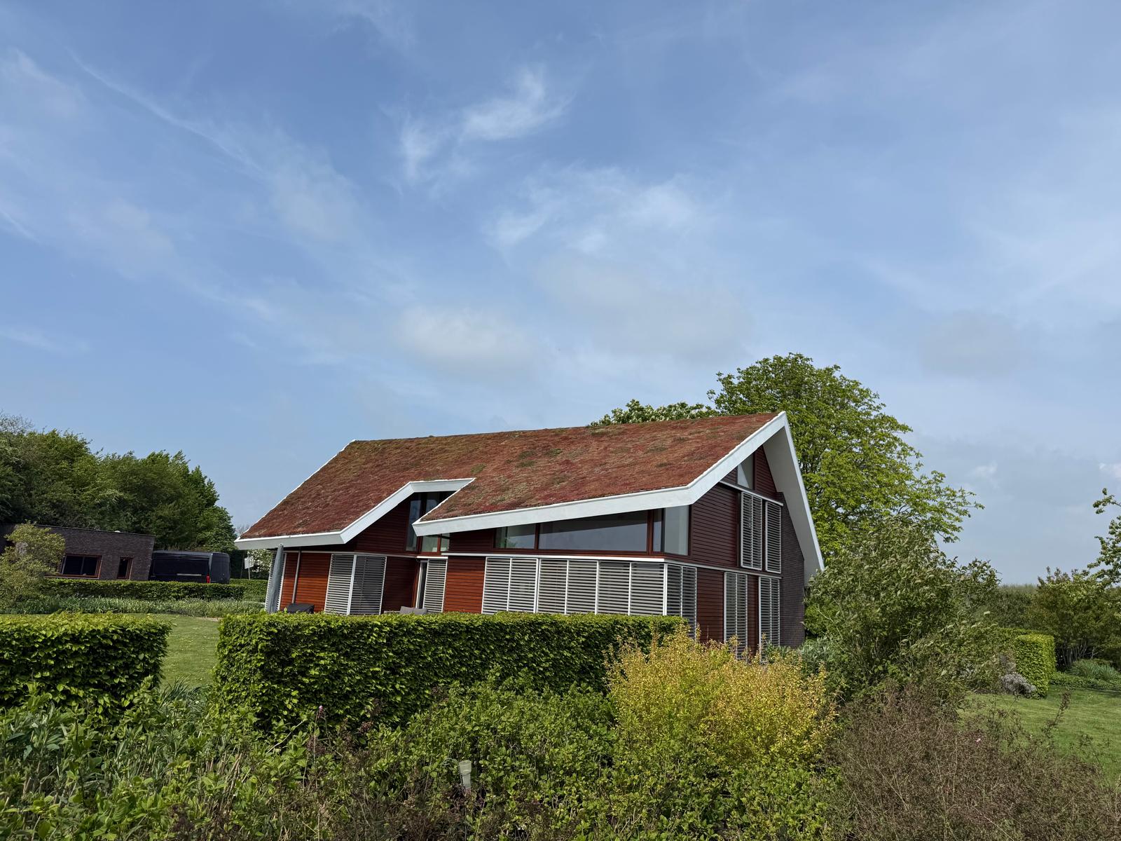 Woning met rode dakpannen en houten kozijnen — Schilderwerk Buiten in Arnhem en omgeving — Gerrits Schilderwerk en Onderhoud
