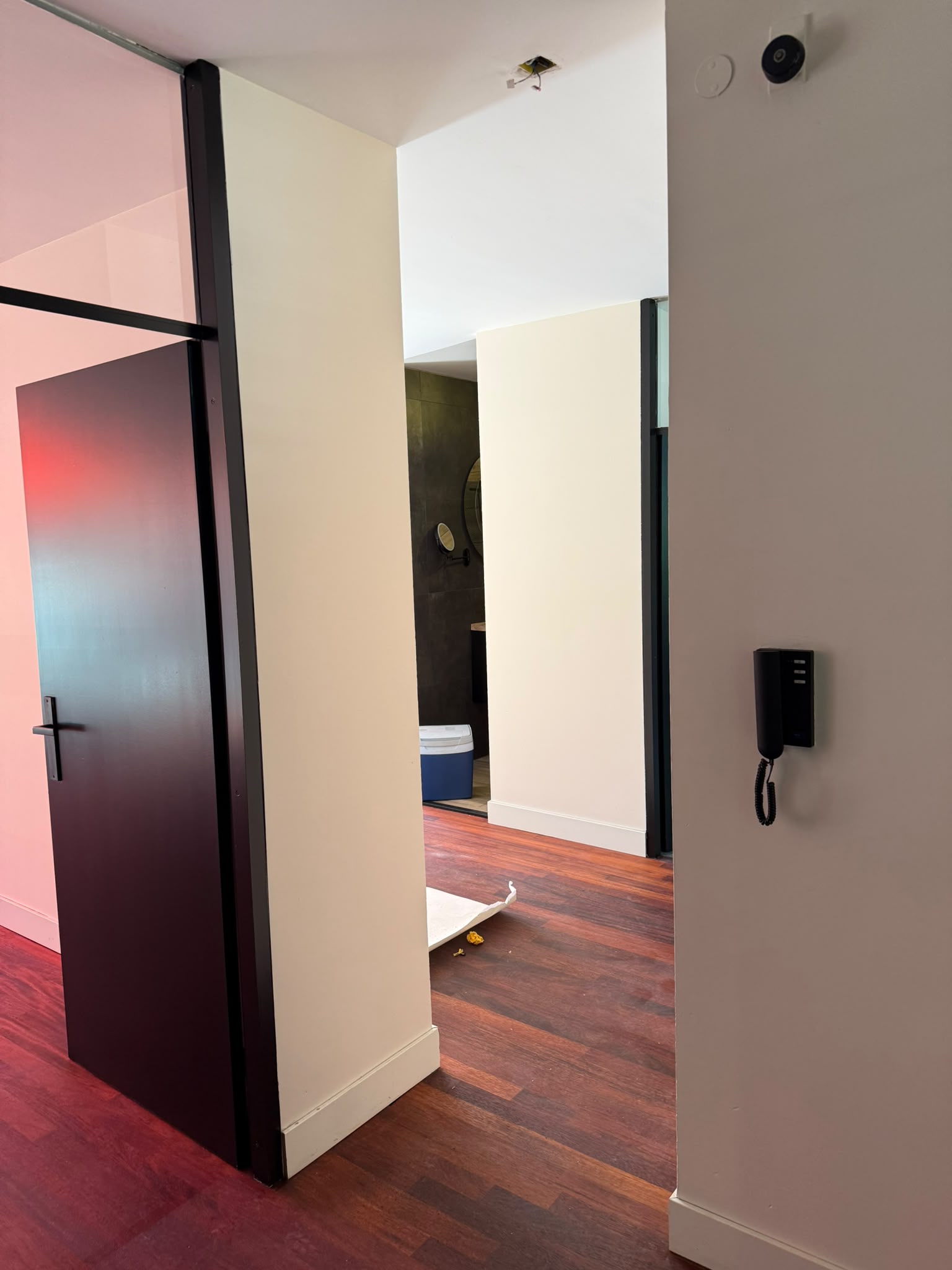 Hal met donkere deur en rode houten vloer — Schilderwerk Binnen in Arnhem en omgeving — Gerrits Schilderwerk en Onderhoud