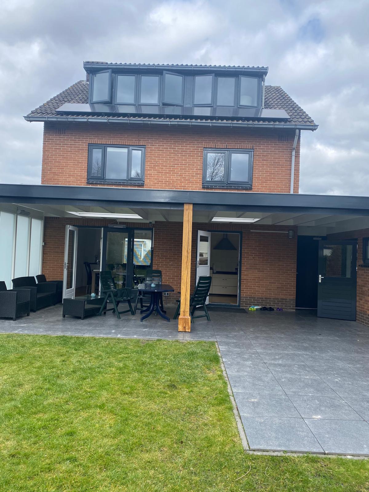 Moderne woning met veranda en zwarte kozijnen — Schilderwerk Buiten in Arnhem en omgeving — Gerrits Schilderwerk en Onderhoud