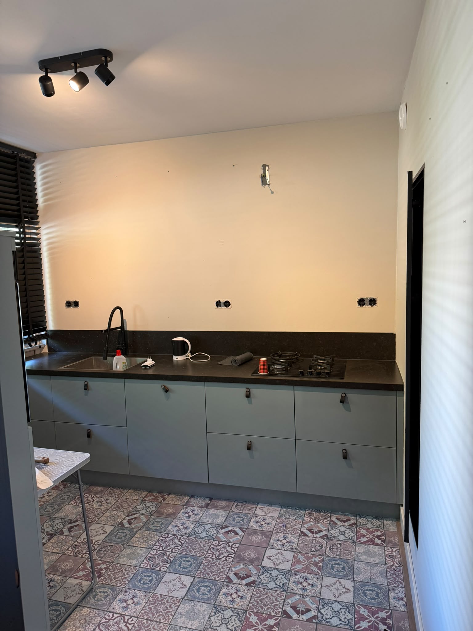 Keuken met grijze kasten en patroonvloer — Schilderwerk Binnen in Arnhem en omgeving — Gerrits Schilderwerk en Onderhoud