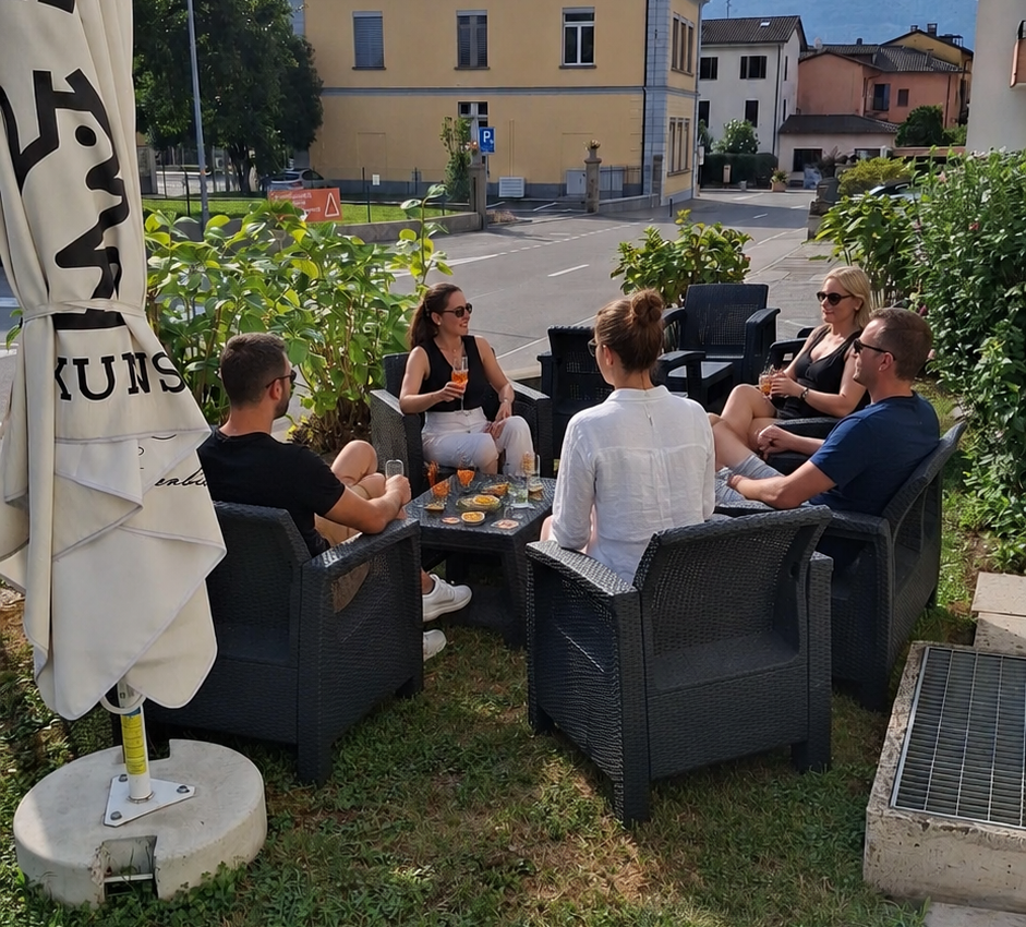 Aperitivo nel dehor di Arcobaleno a Caslano