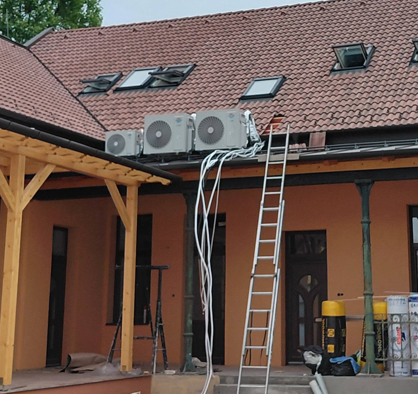 Klíma telepítés Budapest - több kültéri egység tetőn