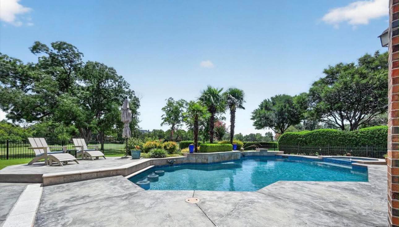 Weekly Pool Cleaning & Maintenance