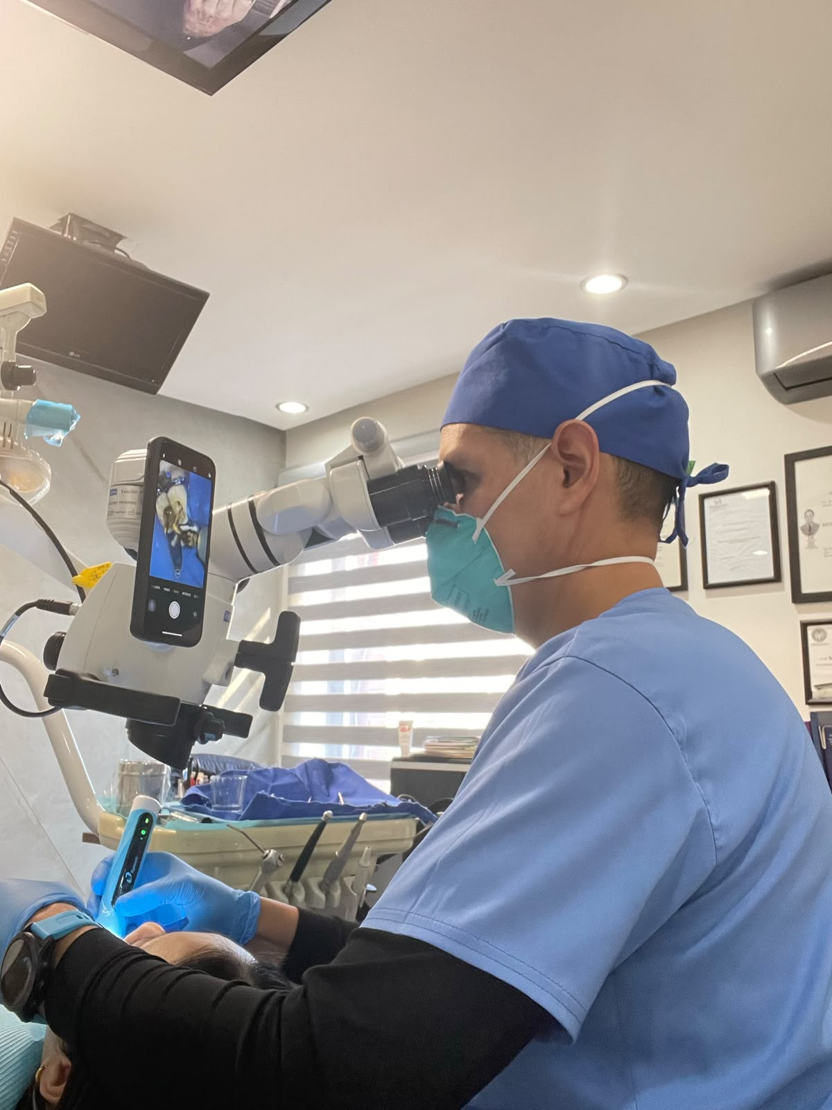 Dr. Saúl Sánchez trabajando con microscopio dental