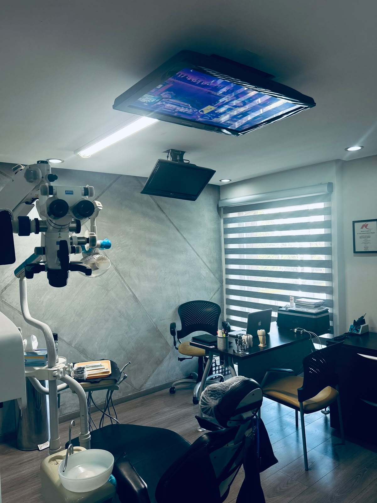 Equipamiento dental con microscopio