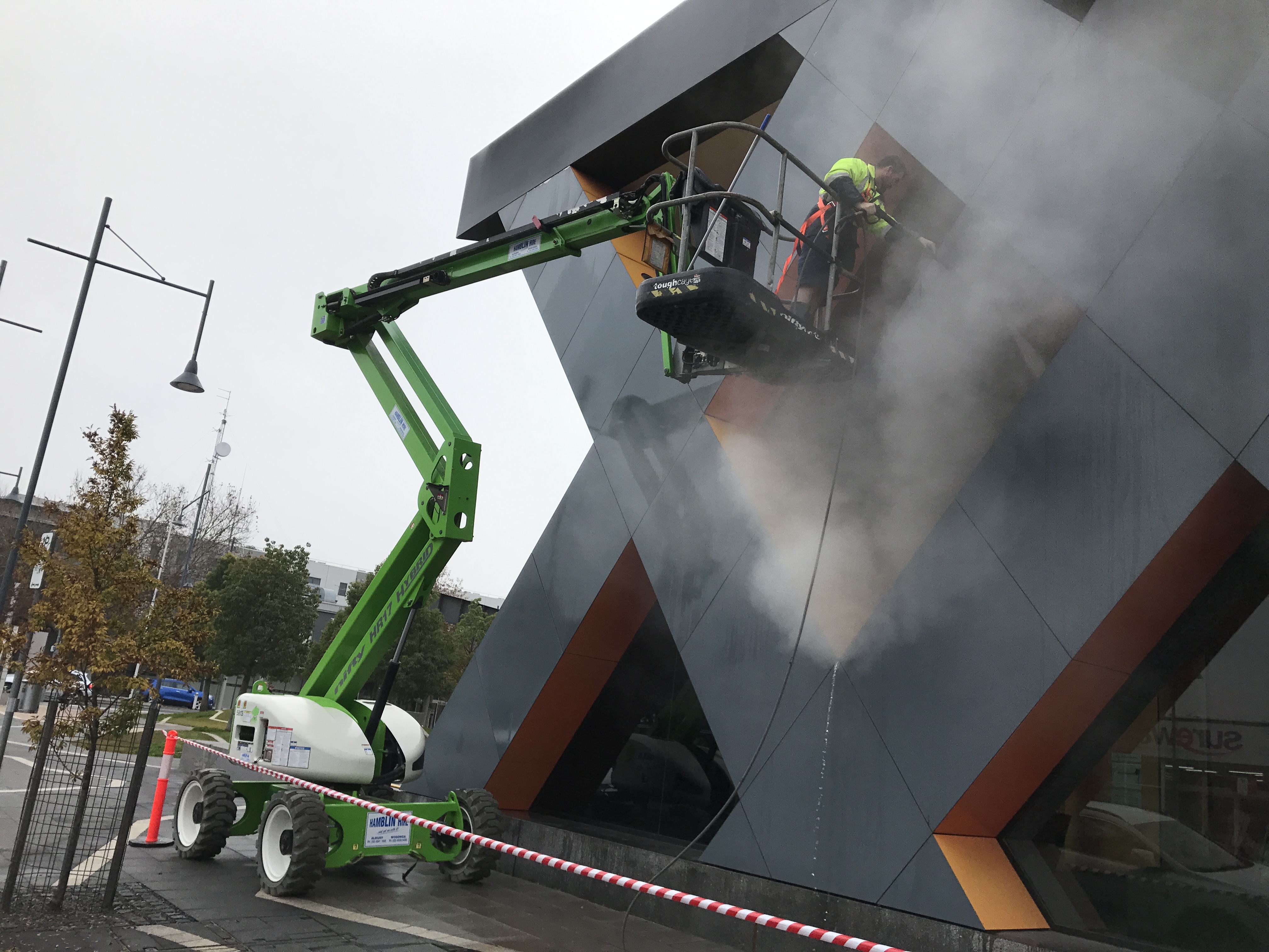High-rise pressure washing and facade cleaning services