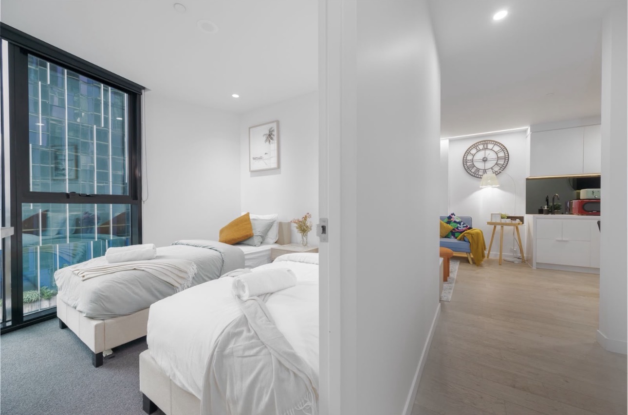Bright studio apartment with twin beds