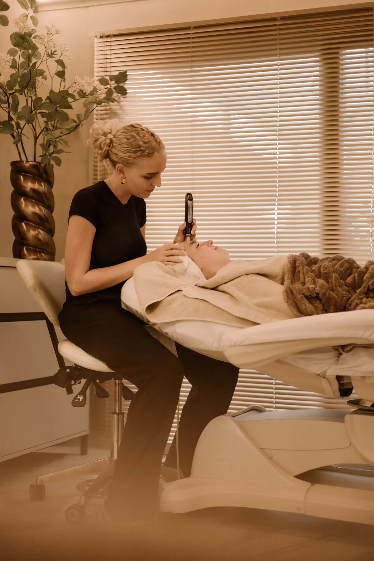 Lana voert een microneedling behandeling uit