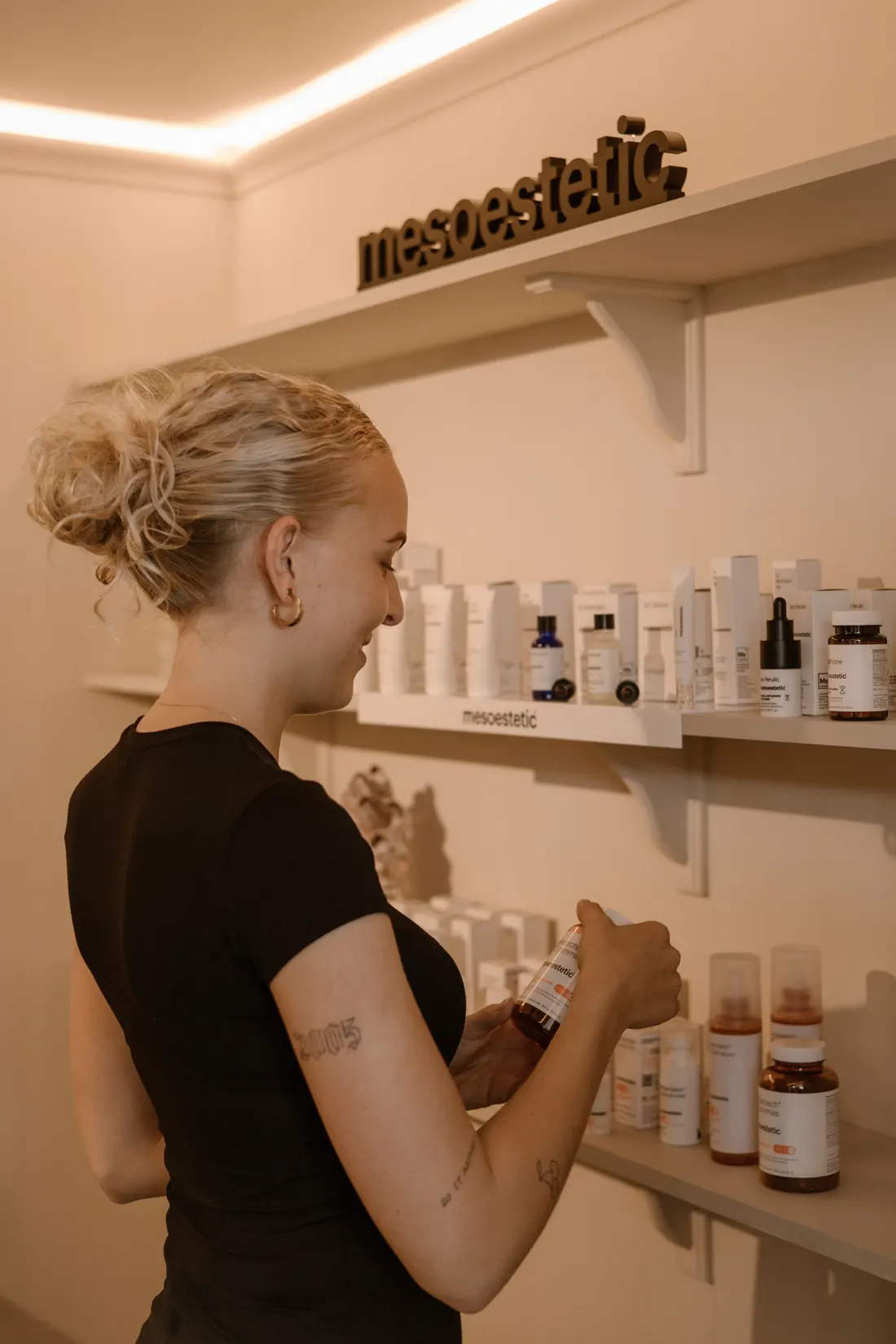 Lana bij het mesoestetic productrek in de salon
