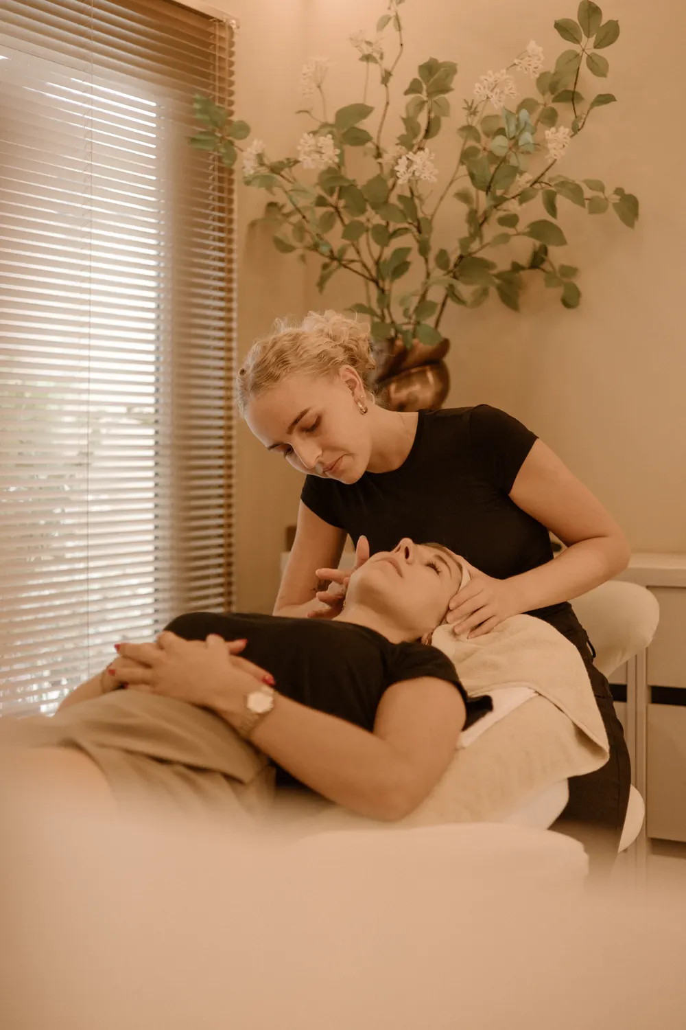 Lana geeft een ontspannende gezichtsmassage in de salon