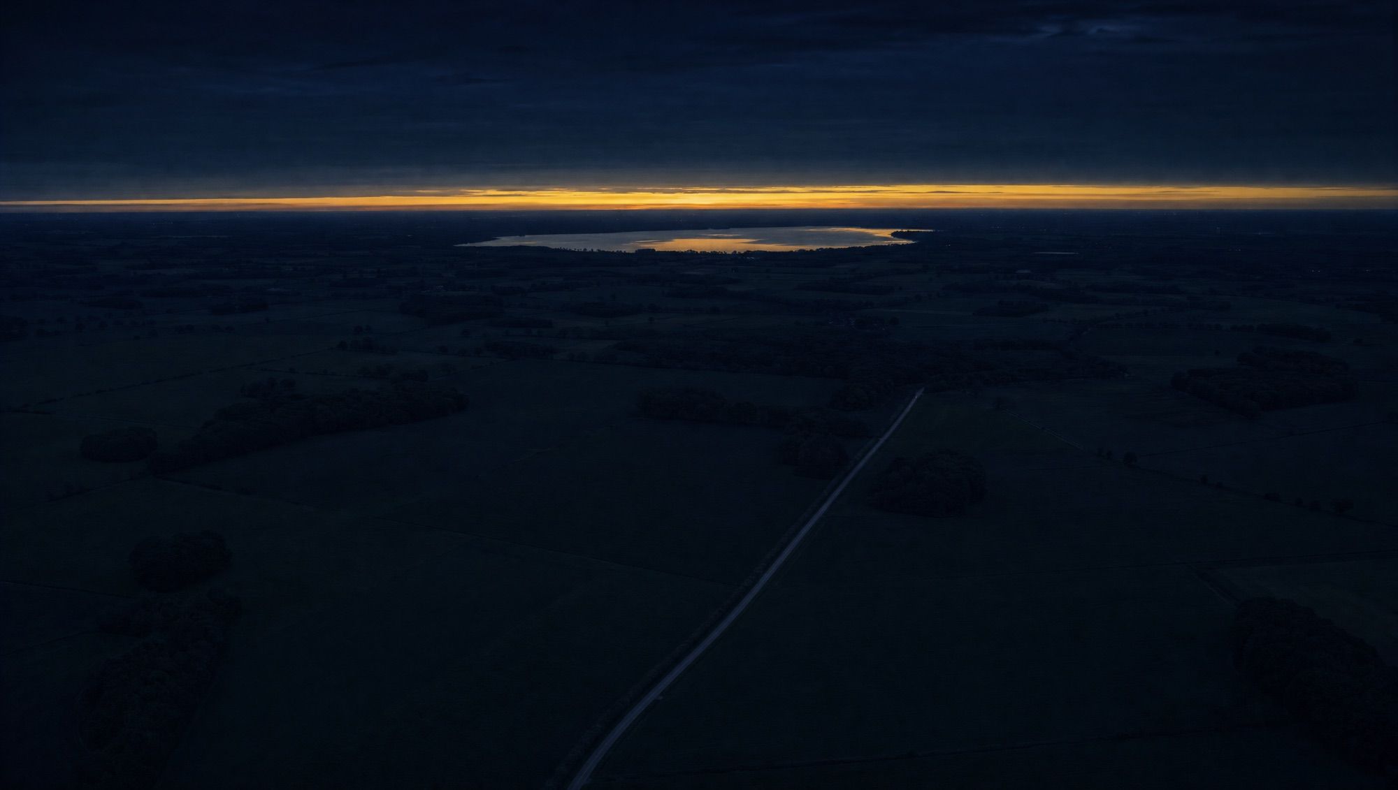 Ammerländer Landschaft aus der Luft zur blauen Stunde, ein schmaler Goldstreifen am Horizont