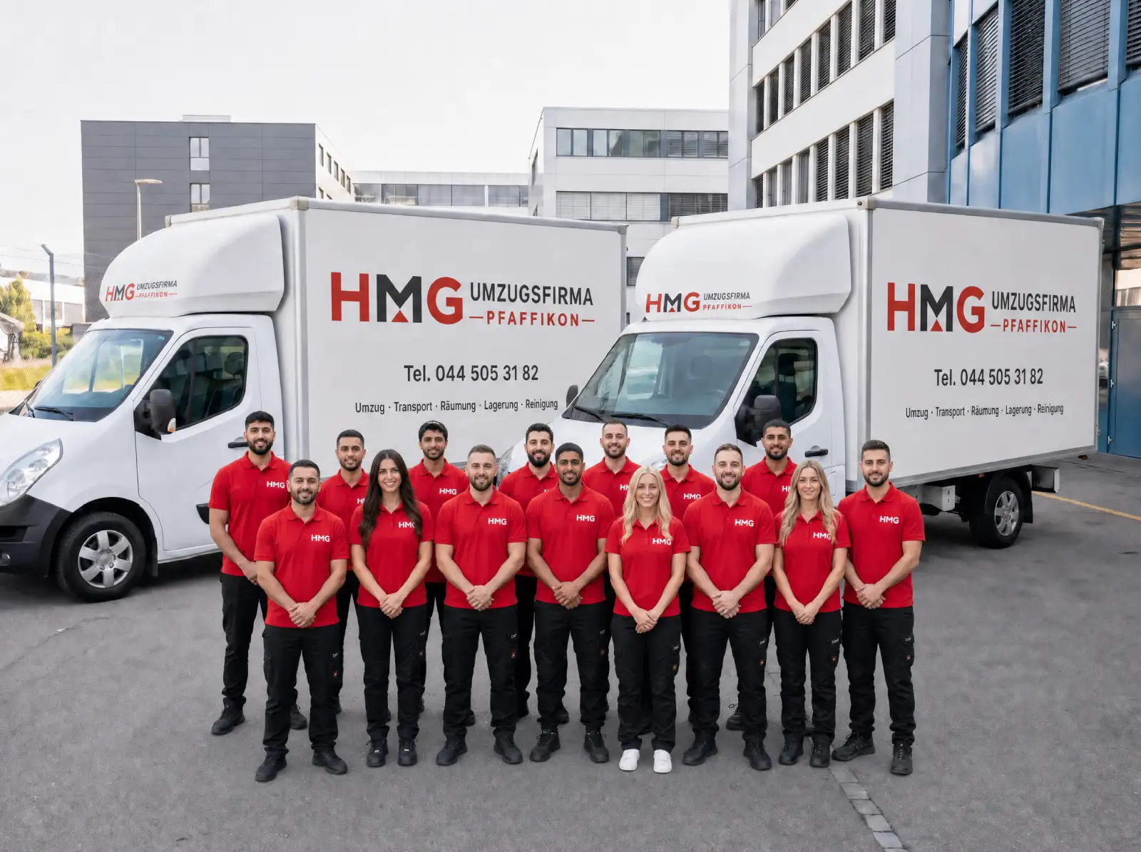 HMG Umzugsfirma Pfäffikon Team vor den Umzugsfahrzeugen