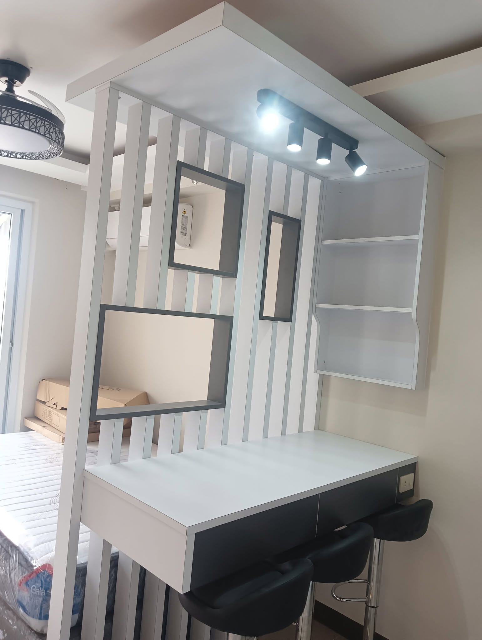 Slatted Partition Bar Counter & Display Shelving