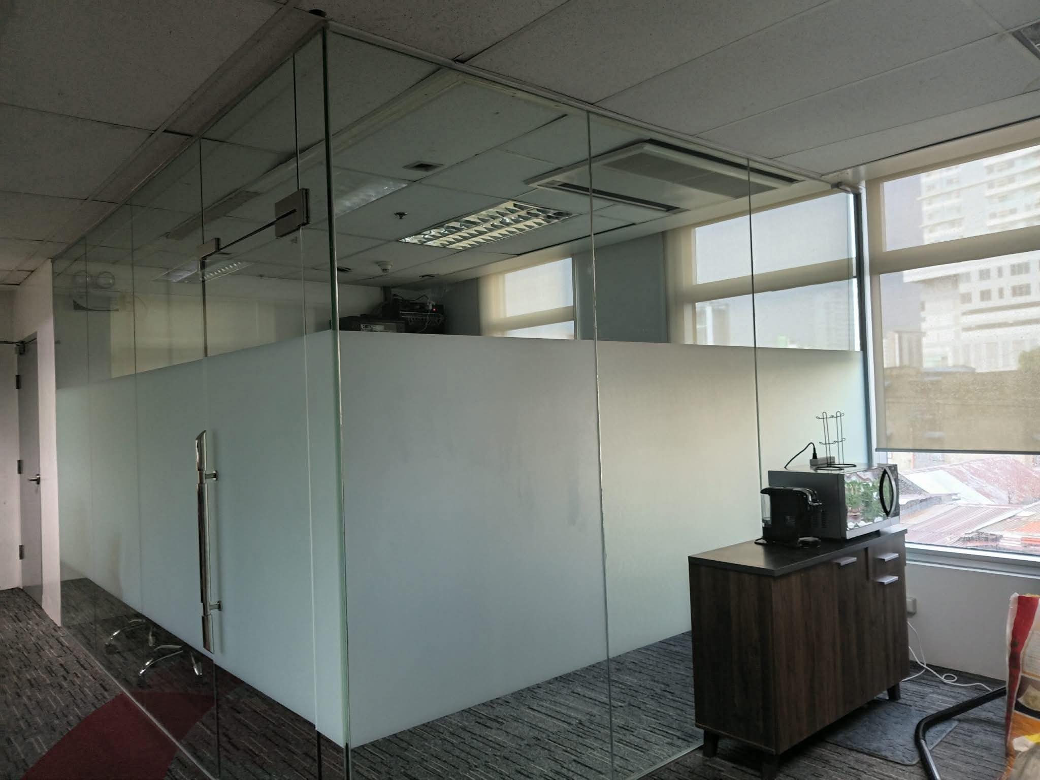 Floor-to-Ceiling Frameless Tempered Glass Office Partition