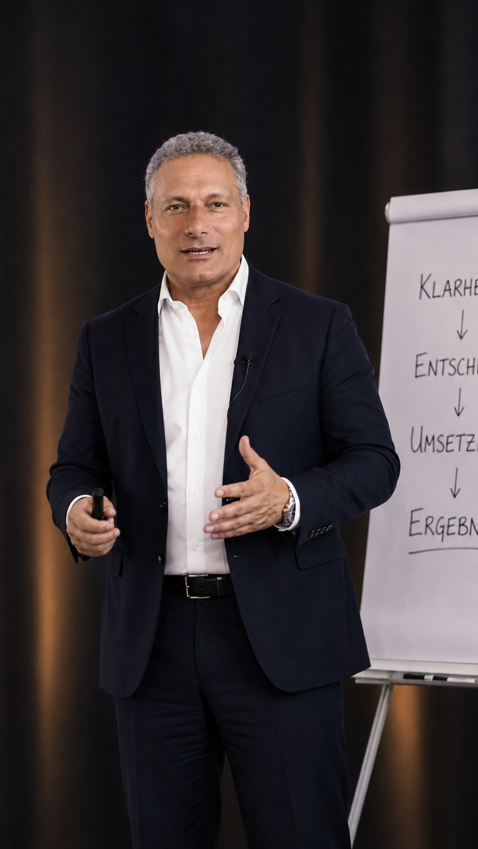 Reza Hojati erläutert die Transformations-Schritte am Flipchart