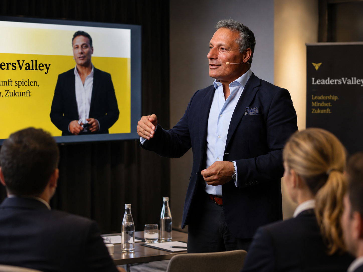 Reza Hojati bei einem Vortrag vor Führungskräften im Seminar