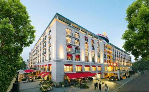 Grand Elysée Hamburg — Fassade des renommierten Privathotels mit roten Markisen