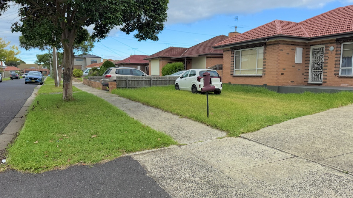 Ardeer front lawn before lawn and garden service in Melbourne's west