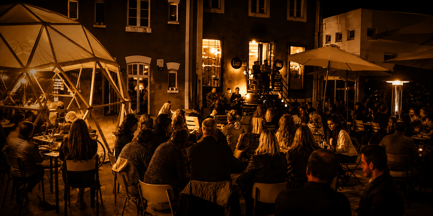 Terrasse du Numéro 9 en soirée — ambiance conviviale et chaleureuse