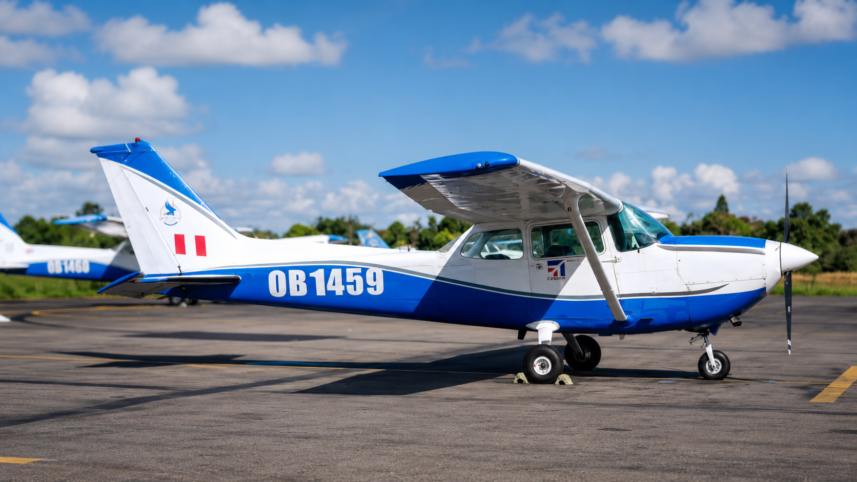 Aeronave Cessna OB1459 de Amazon Flight School en la pista de Pucallpa