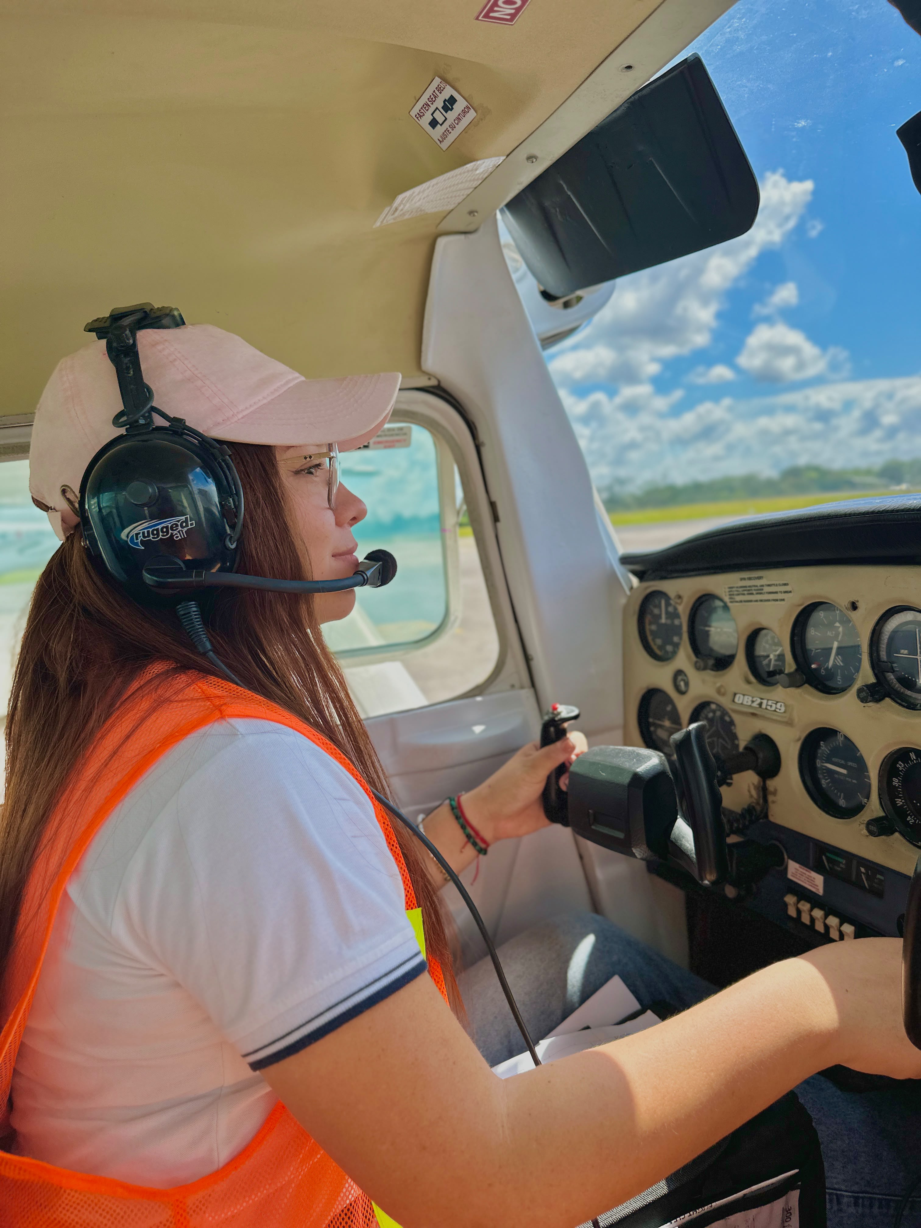 Instructor de vuelo y alumno en la cabina de una aeronave de entrenamiento