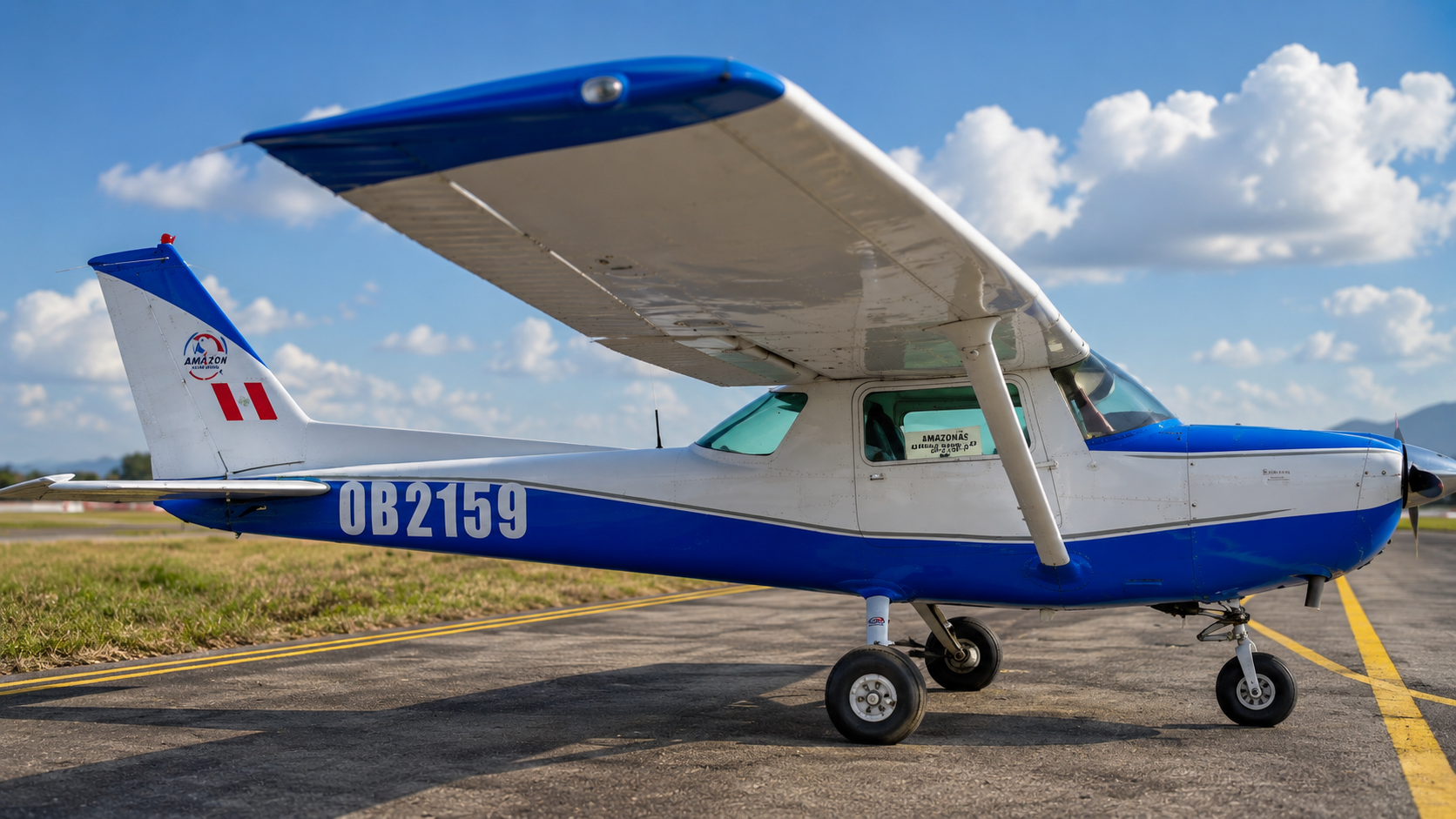 Aeronave Cessna OB2159 de Amazon Flight School con logo institucional