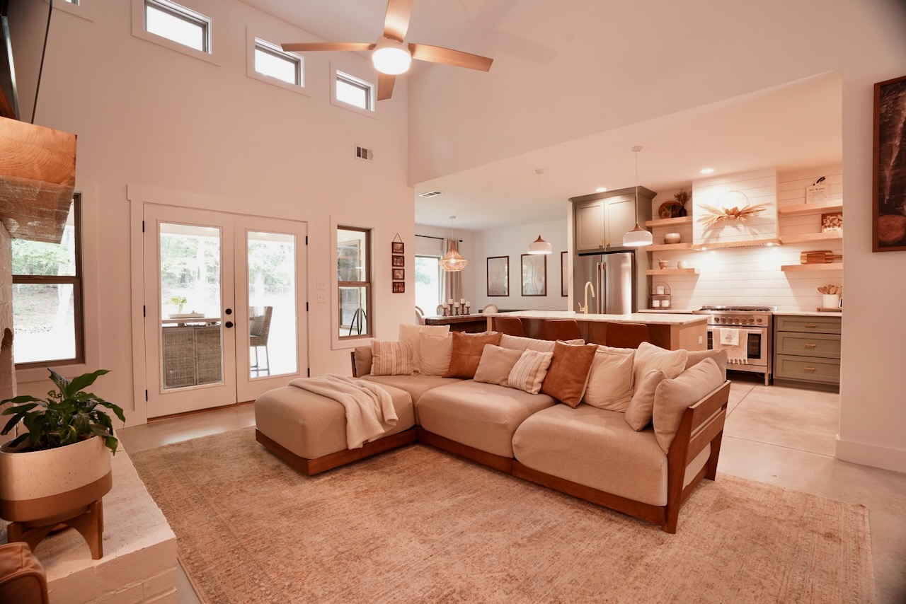 Amateur Photos - Open Concept Living Area
