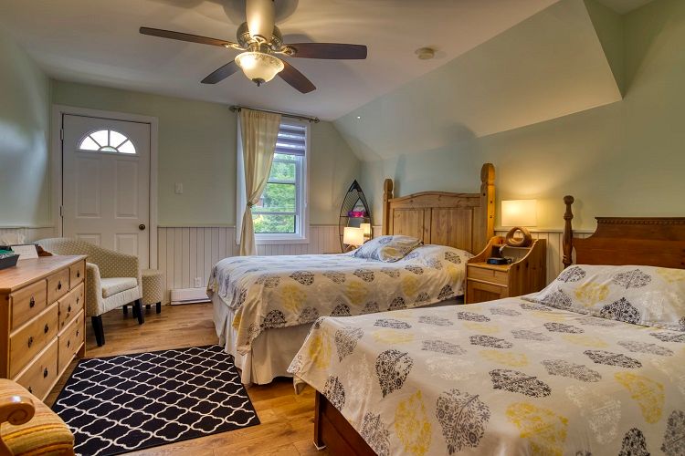 Hibiscus guest room at La Bonne Adresse
