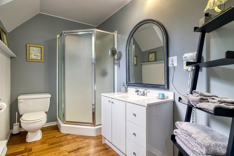 Suite Myosotis queen bedroom at La Bonne Adresse — Galerie de la chambre 4