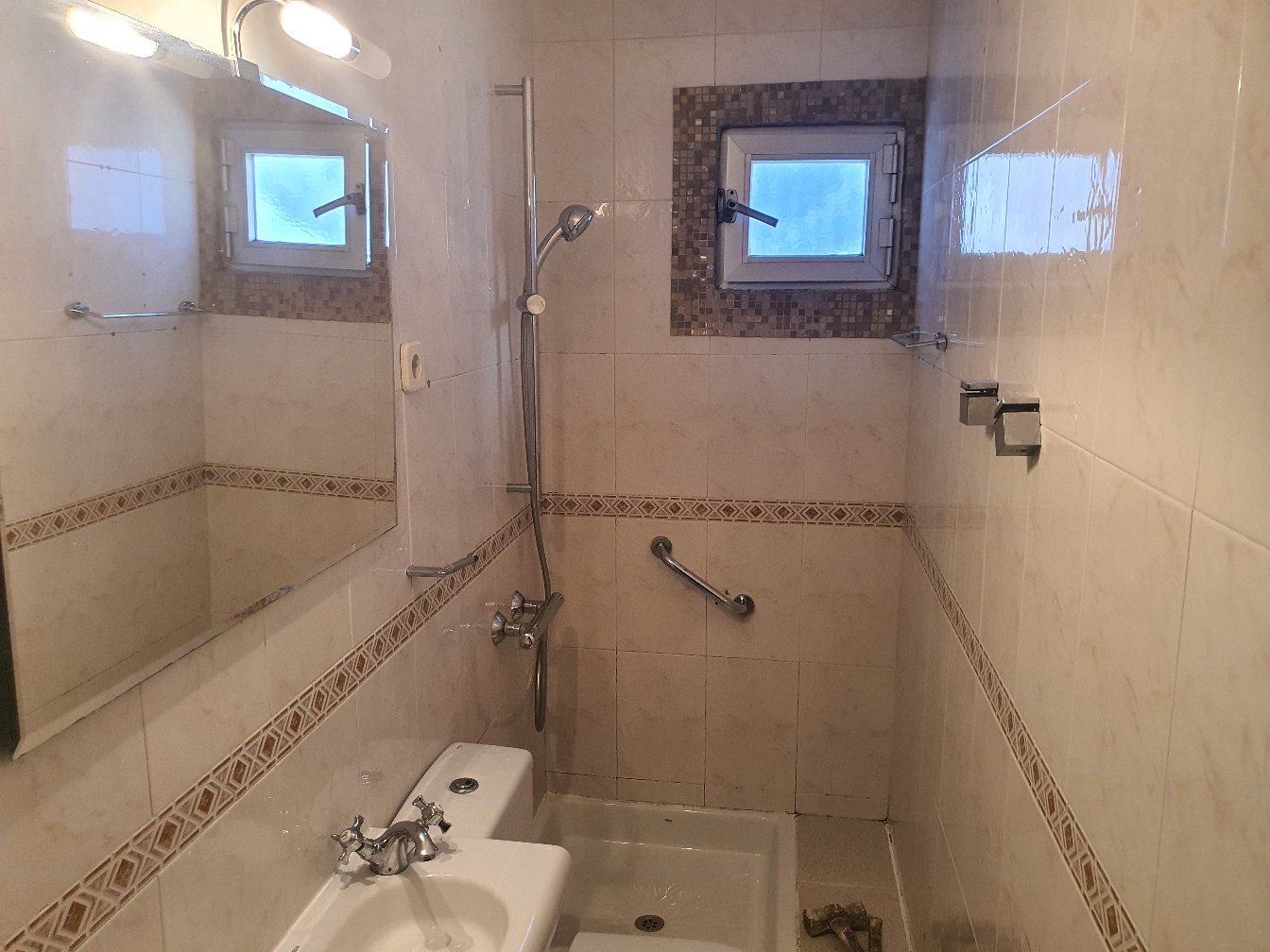 Baño antiguo sin reformar antes de la obra de R.M. Reformas y Mantenimiento en Madrid