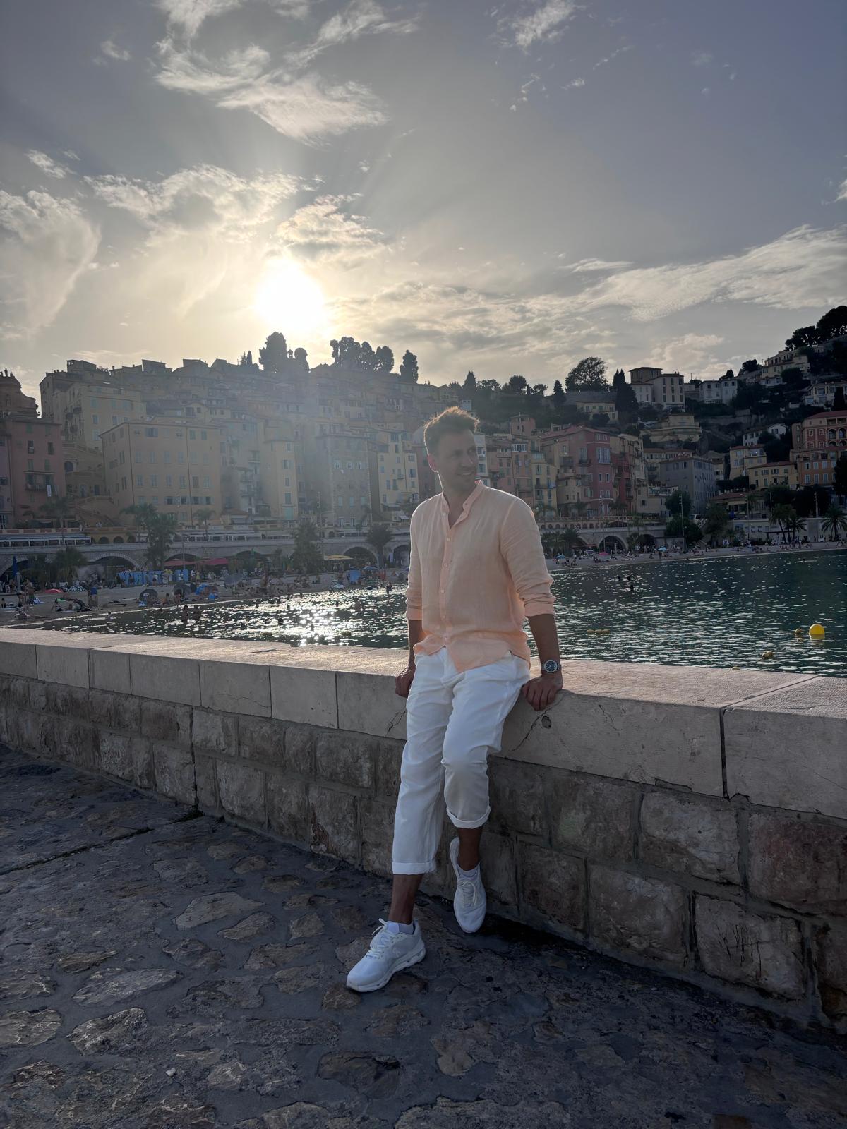 Tom in Menton, Frankreich — am Wasser mit Abendlicht