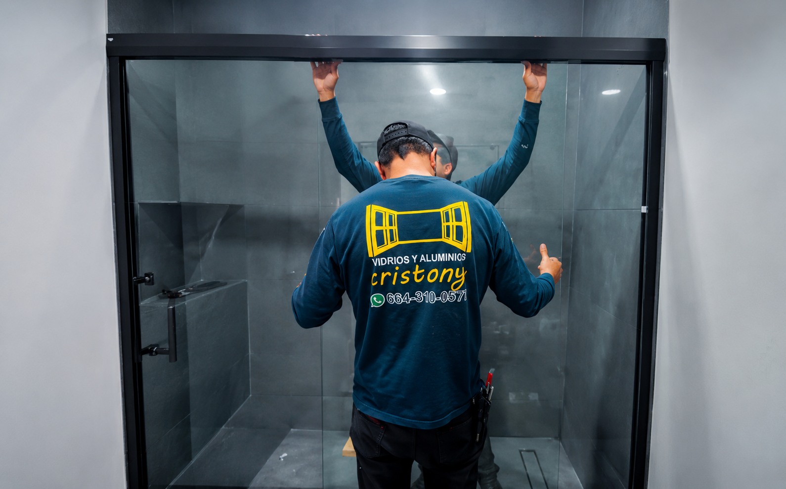 Instalación de cancel de baño en vidrio templado por Vidrios y Aluminios Cristony