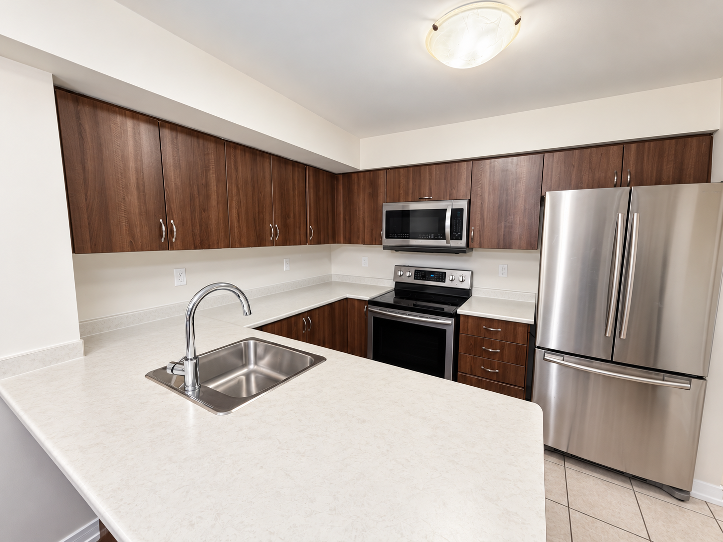 Full Kitchen with Breakfast Peninsula