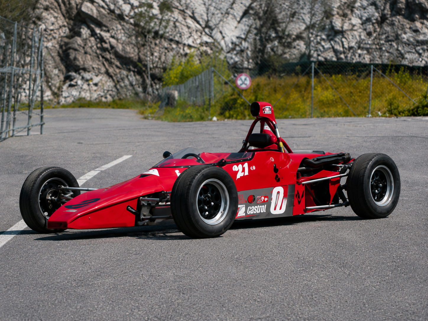 70-luvun Formula Ford -avopyöräinen kilpa-auto Vantaan Vauhtipuistossa