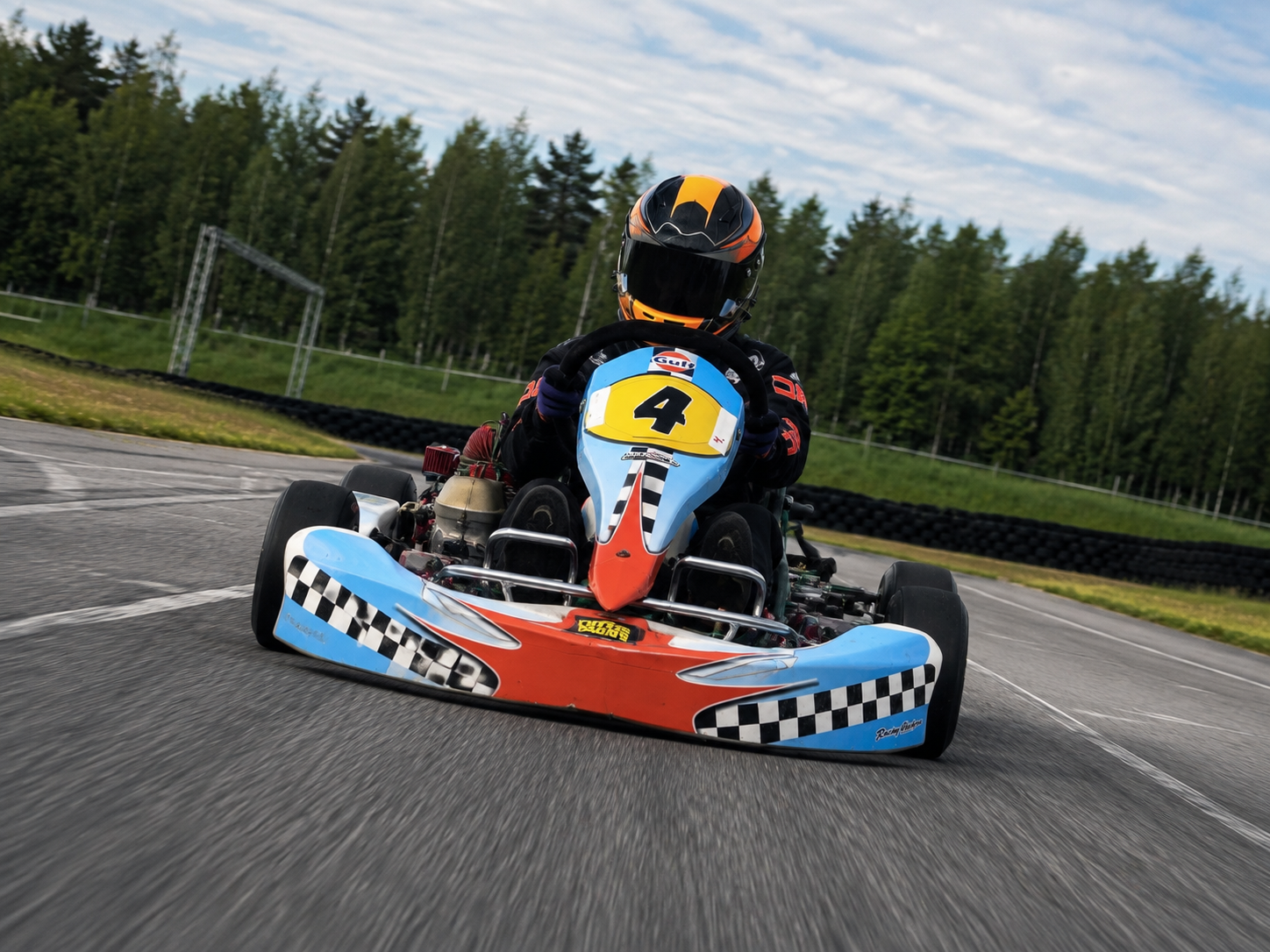 Karting-kilpa-auto Vihdin ulkoradalla auringonlaitteessa
