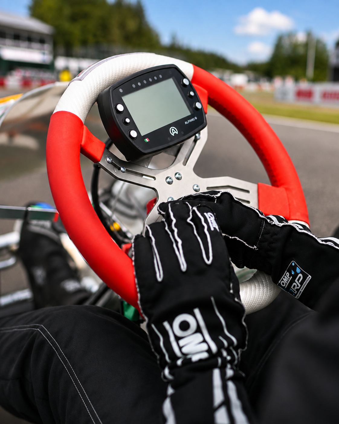 Kartin ohjauspyörä ja hanskat sisältävät käsitykset