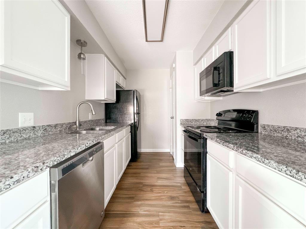 Duplex interior painting project in Santa Fe, TX — photo 4 of 5